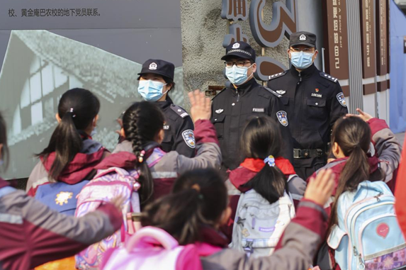 【原創】重慶九龍坡警方：為廣大學生撐起“平安傘”_fororder_微信圖片_20221020114647