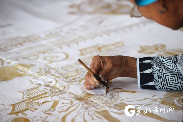 歷時52天 貴州丹寨畫娘製作20米“蠟染長卷”描繪十年巨變