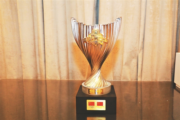 中国奥委会授予哈尔滨“奥运冠军之城”奖杯