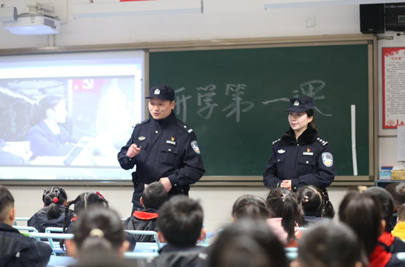 【原創】重慶九龍坡警方：為廣大學生撐起“平安傘”_fororder_微信圖片_20221020114651