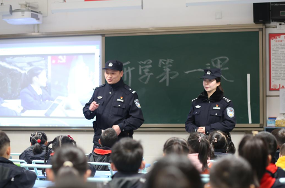 【原创】重庆九龙坡警方：为广大学生撑起“平安伞”_fororder_微信图片_20221020114651