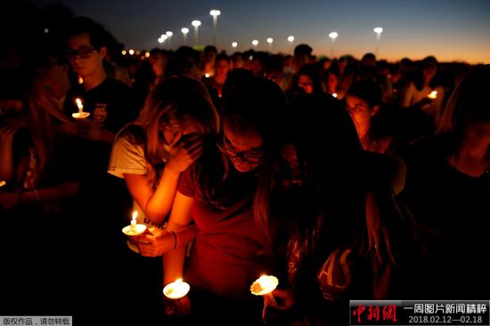 美国数千学生佛州议会外集会抗议 呼吁管制枪支