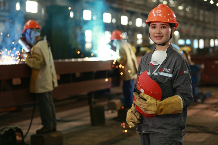 二十大代表易冉丨通过技能创新攻坚克难 培养更多的大国工匠