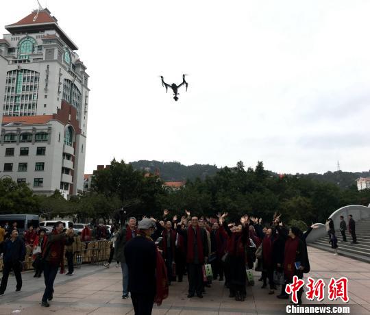 廈門大學(xué)恢復(fù)高考后首批大學(xué)生回母?！爸饓簟? title=