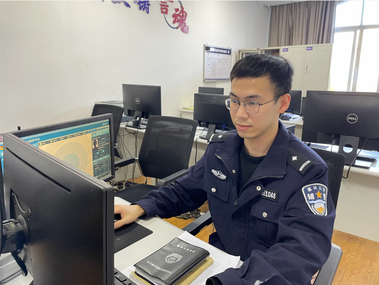 “我老婆的照片在手机里…”他哭着跑进派出所