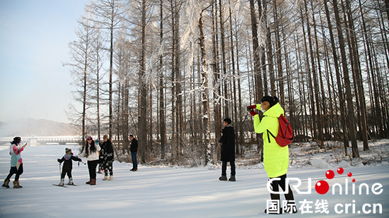 圖片默認標題_fororder_550在長春凈月潭國家森林公園遊覽的遊客。攝影 李鵬