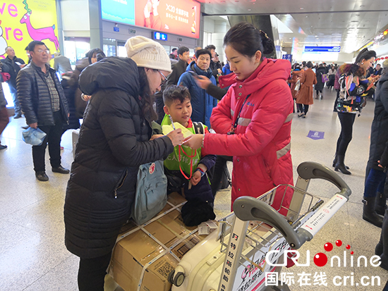 圖片默認標題_fororder_550圖一 ：長春龍嘉國際機場工作人員協助旅客值機。攝影 李鵬