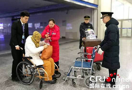 圖片默認標題_fororder_550圖二：長春龍嘉國際機場工作人員幫行動不便的旅客托運行李。攝影 李鵬