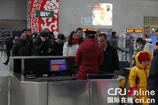 圖片默認標題_fororder_550圖一：排隊等候驗票的旅客。攝影 李鵬