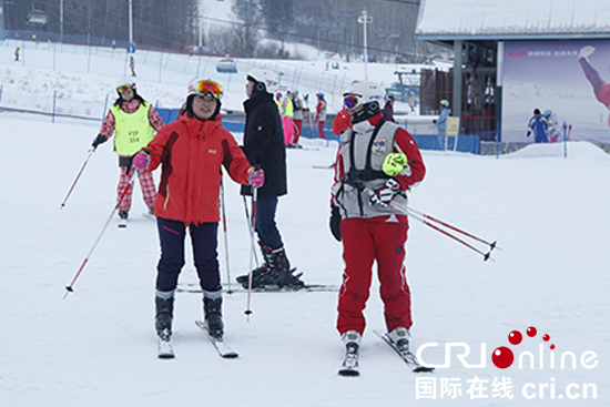 图片默认标题_fororder_550图二：在长白山国际度假区滑雪的游客。摄影 李鹏