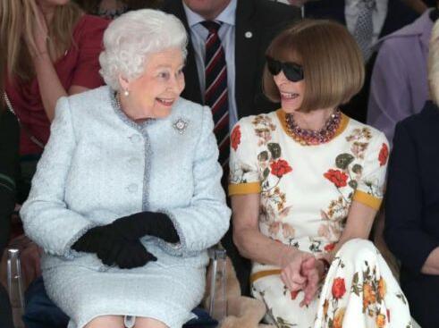 91岁英国女王首次参与伦敦时装周 与美国时尚女王并肩而坐