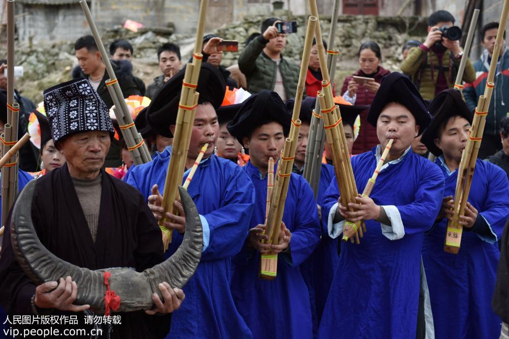 贵州龙里：苗族同胞“跳洞”祭祀闹新春