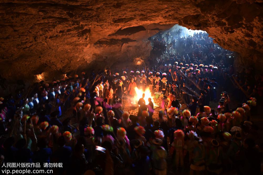贵州龙里：苗族同胞“跳洞”祭祀闹新春