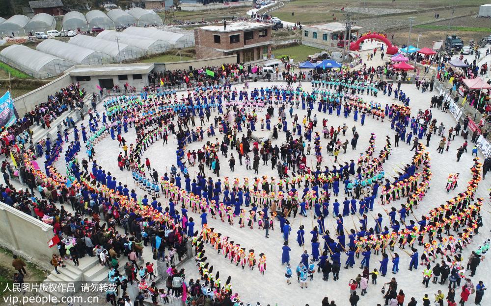 贵州龙里：苗族同胞“跳洞”祭祀闹新春