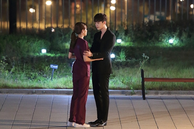 《W-兩個世界》李鐘碩穿越到現實世界 與韓孝周浪漫重逢【組圖】