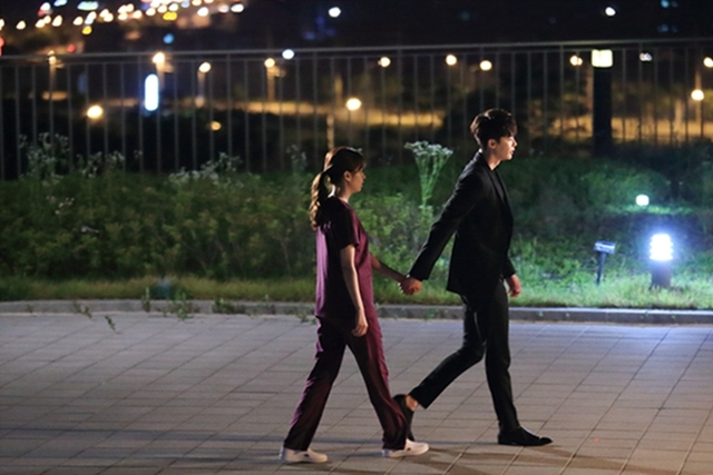 《W-兩個世界》李鐘碩穿越到現實世界 與韓孝周浪漫重逢【組圖】