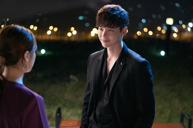 《W-兩個世界》李鐘碩穿越到現實世界 與韓孝周浪漫重逢【組圖】