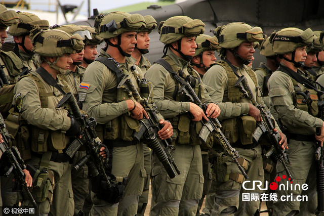 哥伦比亚警方"雷霆扫毒" 焚烧丛林制毒作坊(组图)