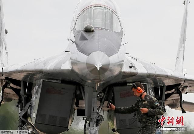 乌克兰空军基地举行飞行训练 多架米格-29战机亮相