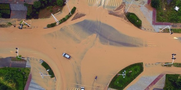 航拍湖北宜昌遭暴雨袭击 公路成“黄河”