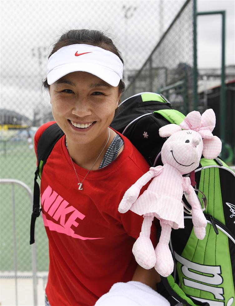 8月3日,中国选手彭帅在训练后展示朋友送的卡通玩偶.