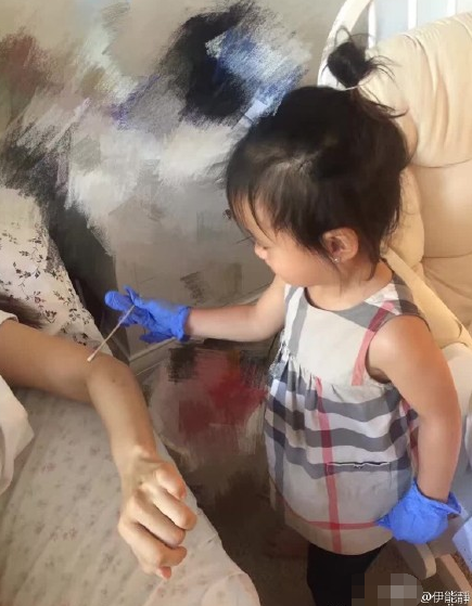 伊能静晒女儿满月照 小米粒不配合妈妈合照大哭