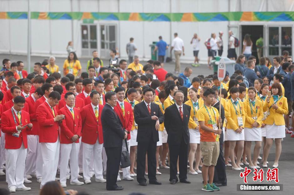 中国奥运代表团举行升旗仪式