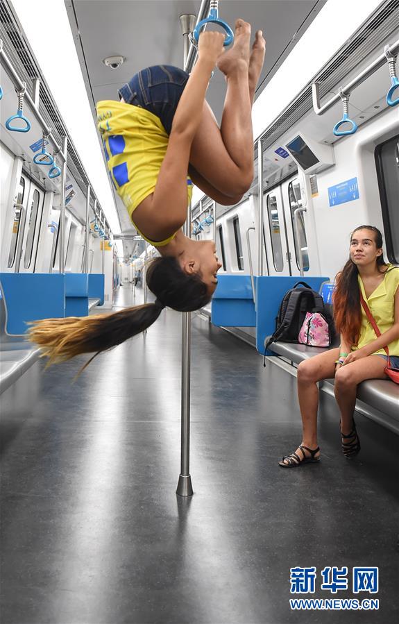 地铁里“会玩”的瑞典姑娘