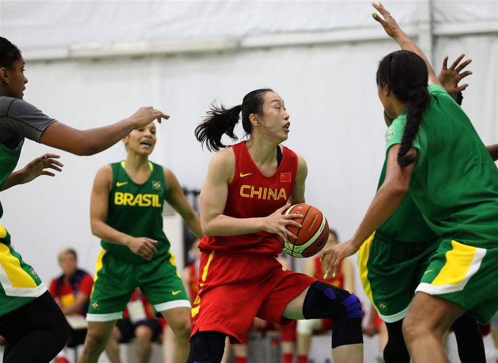 中国女篮与巴西女篮进行教学赛