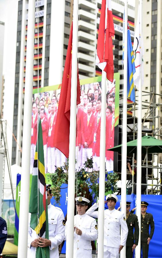 8月3日,中国国旗在奥运村升起.