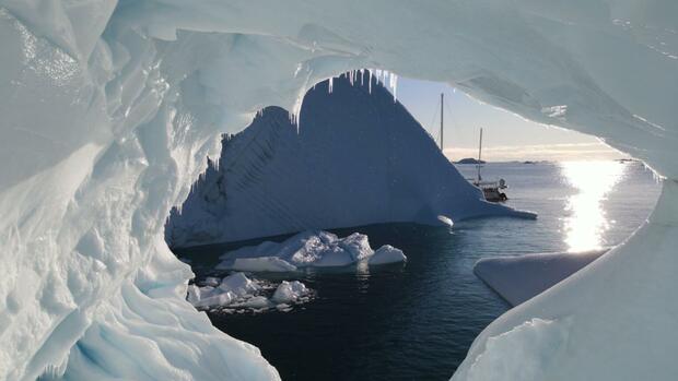 【热点新闻】500多天、2.8万余海里 翟墨完成人类首次不停靠环航北冰洋