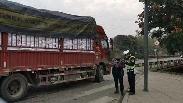 广汉市公安局交警大队多举措开展砂石渣土运输车专项整治_fororder_QQ图片20221025140939