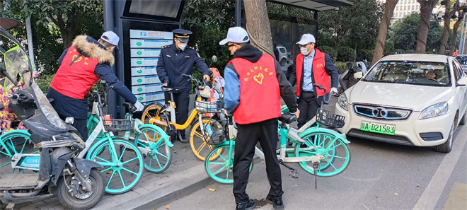 （附首個連結）西安高新區：志願者走上街頭 讓亂停放的共享單車“速歸隊”_fororder_圖片5