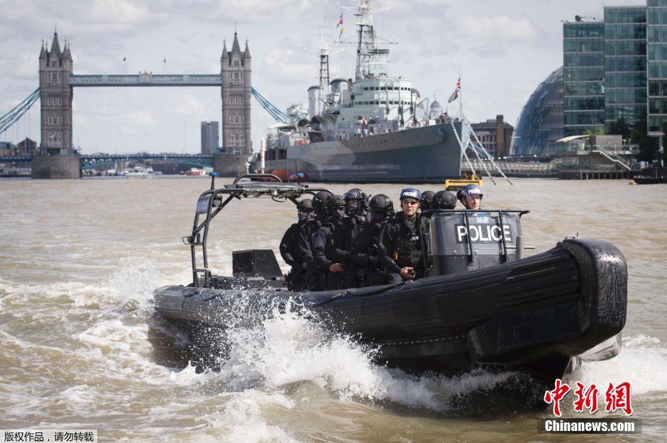 伦敦泰晤士河反恐演习 警察持枪“乘风破浪”
