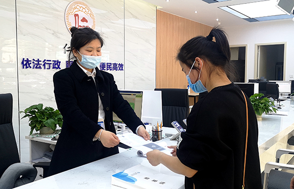 眉山仁寿县：全面构建便民服务新体系 打造“三化”建设样板_fororder_村民正在乡镇便民服务中心办理业务-供图-仁寿县委宣传部