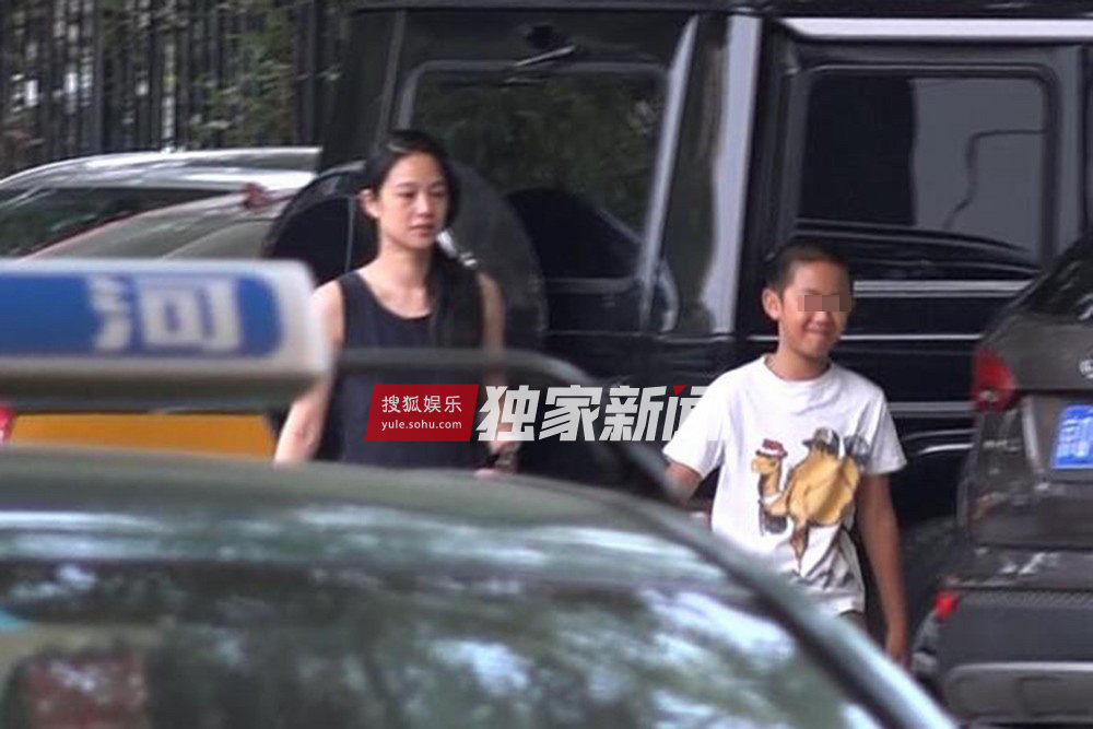 独家：周韵带两儿子外出游玩 大儿子酷似姜文