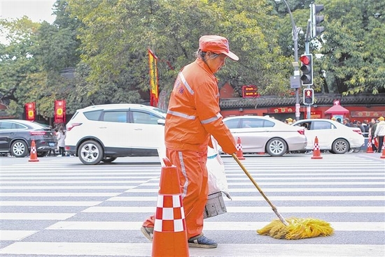 一把竹扫帚护卫蓉城美 成都表彰25位"最美街道"环卫工人