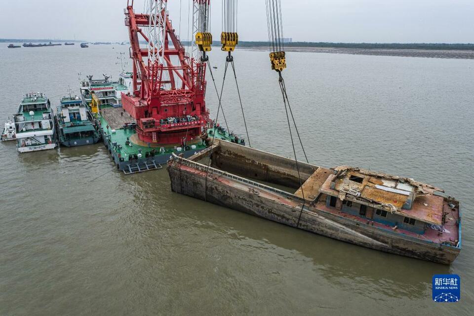 長江幹線礙航歷史沉船應急搶險打撈工作首次實施