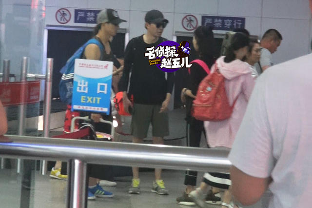 俞灏明回京黑超遮面 与疑似女友王浩燃同回住所_娱乐_腾讯网