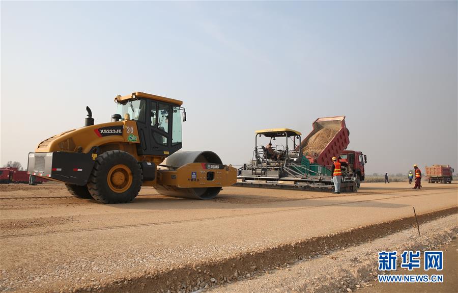 中巴经济走廊：白沙瓦至卡拉奇高速公路苏木段全面进入路面建设（图）