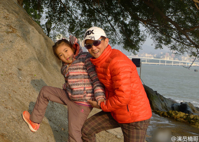 李楠与女儿外出游玩.