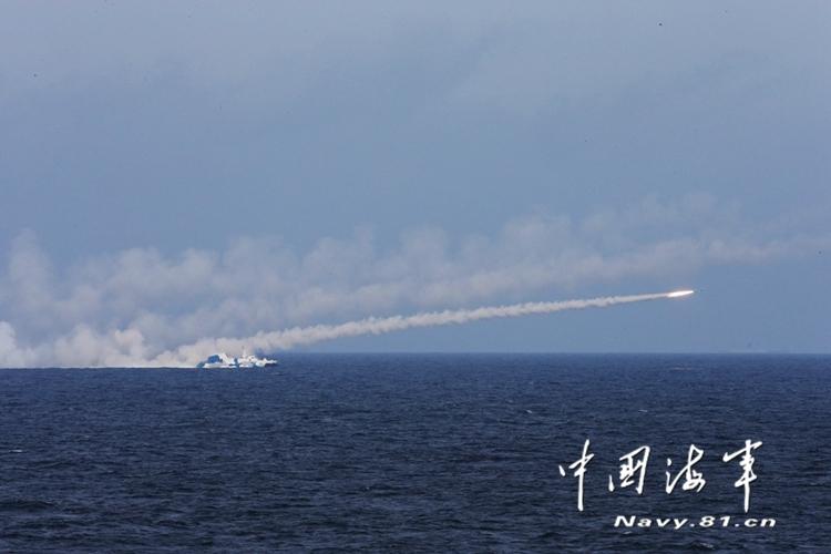 海军在东海举行大规模实弹演习