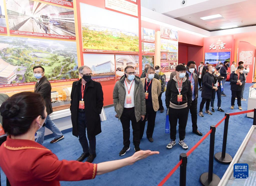 “中国取得的非凡成就令人钦佩！”——记外国嘉宾参观“奋进新时代”主题成就展