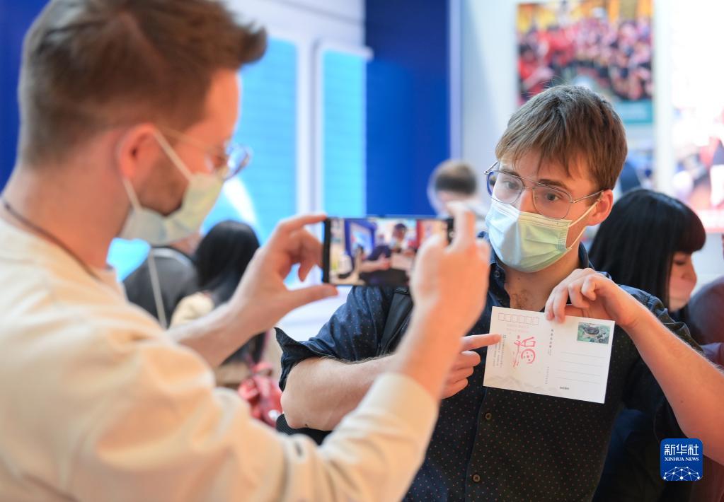 “中国取得的非凡成就令人钦佩！”——记外国嘉宾参观“奋进新时代”主题成就展