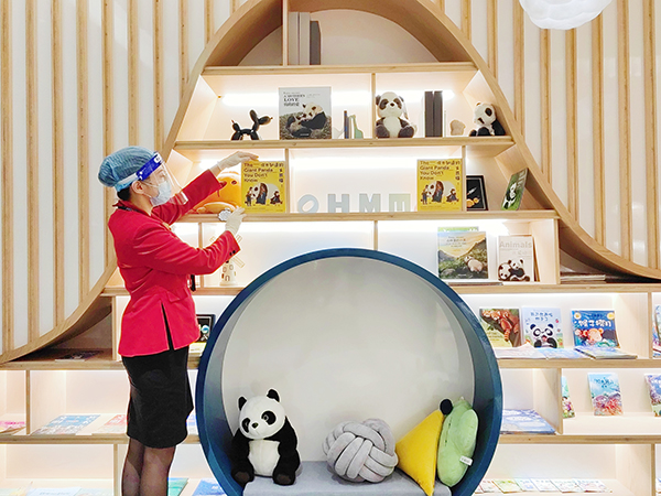国际熊猫日 到成都天府国际机场也可看“熊猫”_fororder_文创产品-供图-成都大熊猫繁育研究基地