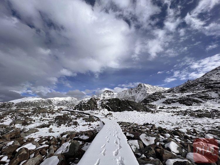 （转载）红原下雪啦！来看雪玛格勒冰川遗迹的“银色仙境”