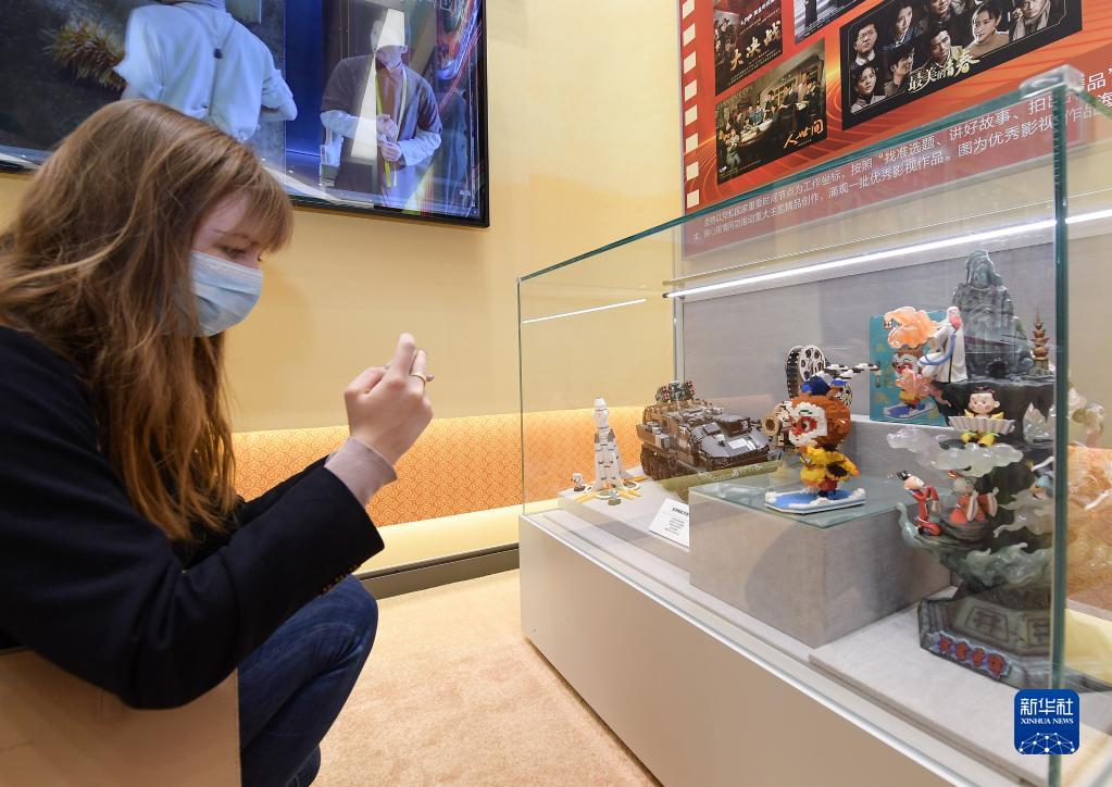 “中国取得的非凡成就令人钦佩！”——记外国嘉宾参观“奋进新时代”主题成就展