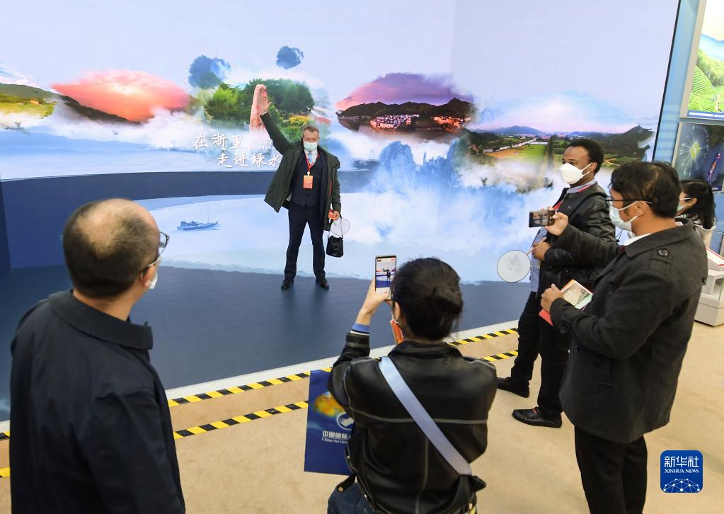 “中国取得的非凡成就令人钦佩！”——记外国嘉宾参观“奋进新时代”主题成就展