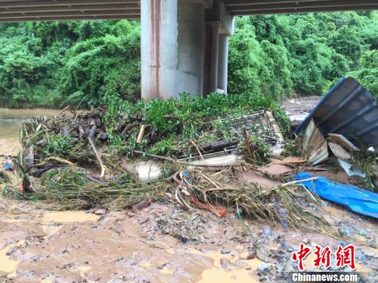 云南芒市突发泥石流 致一客车被冲走1人失踪(图)