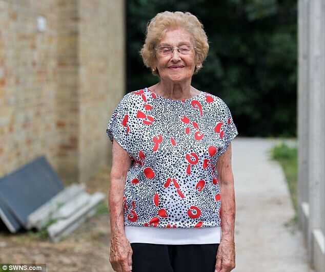 99岁奶奶成全英最资深教练 健身房工作50余年